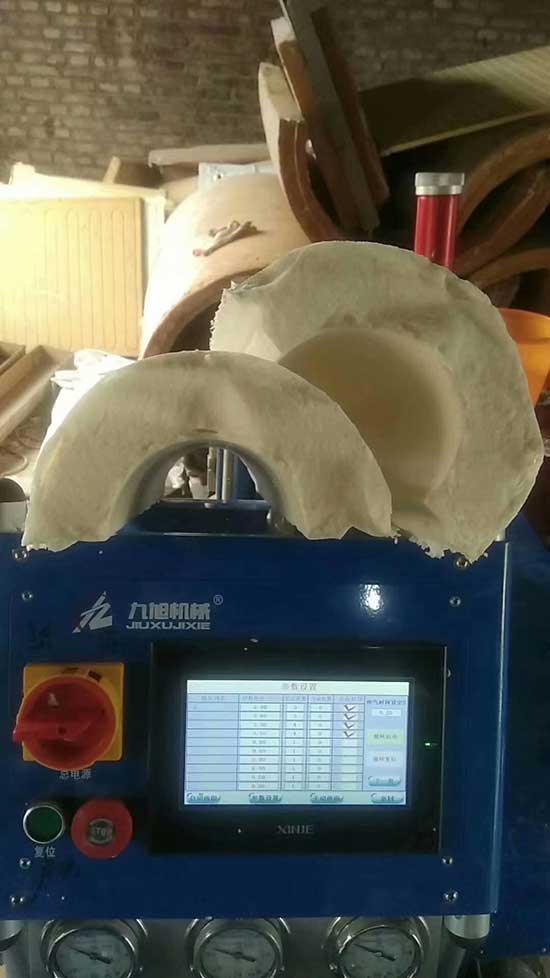 硬質(zhì)保溫聚氨酯瓦殼生產(chǎn)有哪些機(jī)器(圖1) 硬質(zhì)保溫聚氨酯瓦殼生產(chǎn)有哪些機(jī)器