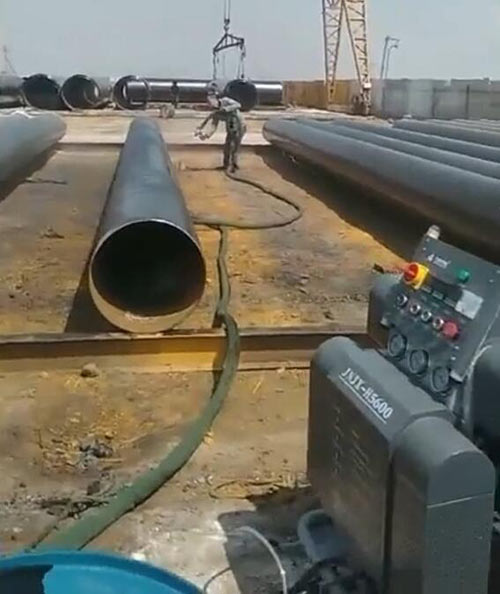 大型管道防腐補(bǔ)口機(jī)(圖1) 大型管道防腐補(bǔ)口機(jī)