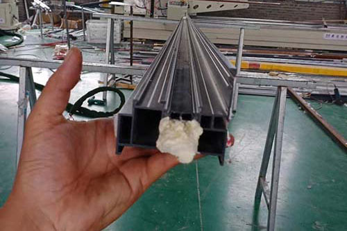 斷橋鋁填充聚氨酯發(fā)泡材料工藝斷橋鋁填充專(zhuān)用聚氨酯噴涂設(shè)備(圖4) 斷橋鋁填充聚氨酯發(fā)泡材料