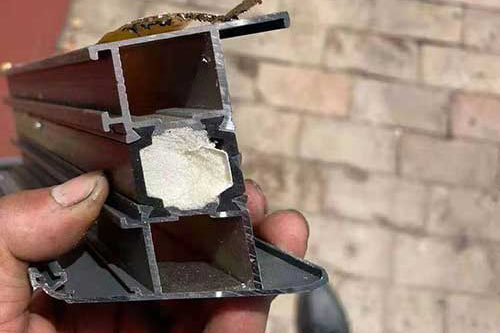 斷橋鋁填充聚氨酯發(fā)泡材料工藝斷橋鋁填充專(zhuān)用聚氨酯噴涂設(shè)備(圖3) 斷橋鋁填充聚氨酯發(fā)泡材料