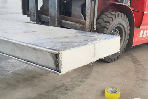 斷橋鋁填充聚氨酯發(fā)泡材料工藝斷橋鋁填充專(zhuān)用聚氨酯噴涂設(shè)備(圖2) 斷橋鋁填充聚氨酯發(fā)泡材料