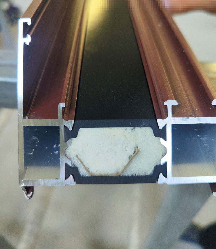 斷橋鋁型材空腔里的發(fā)泡(圖3) 斷橋鋁型材空腔里的發(fā)泡