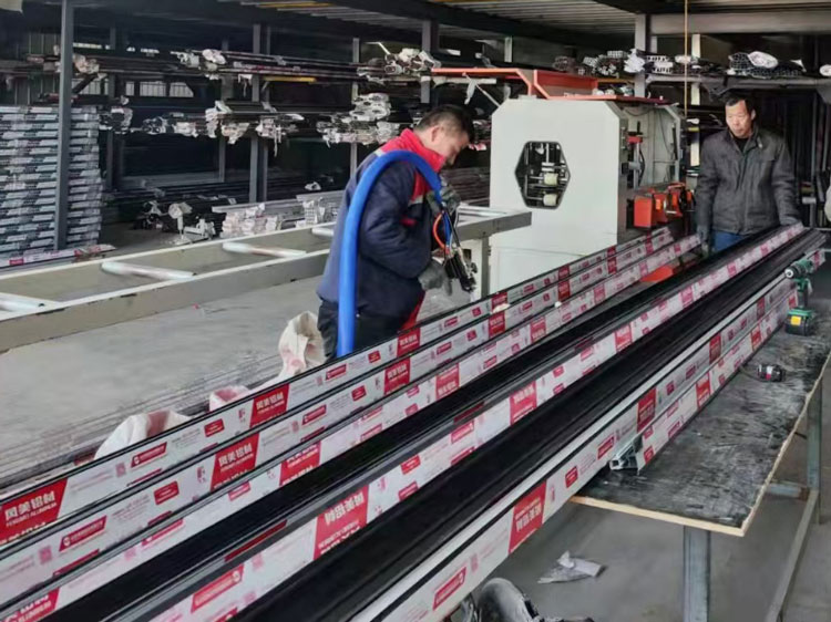 斷橋鋁型材空腔里的發(fā)泡(圖6) 斷橋鋁型材空腔里的發(fā)泡