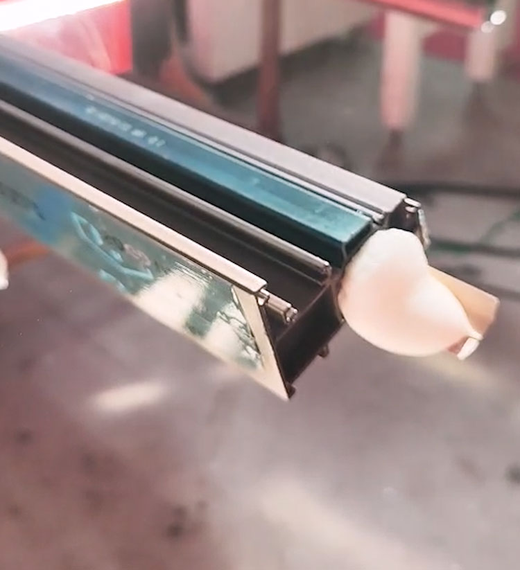 斷橋鋁型材空腔里的發(fā)泡(圖5) 斷橋鋁型材空腔里的發(fā)泡