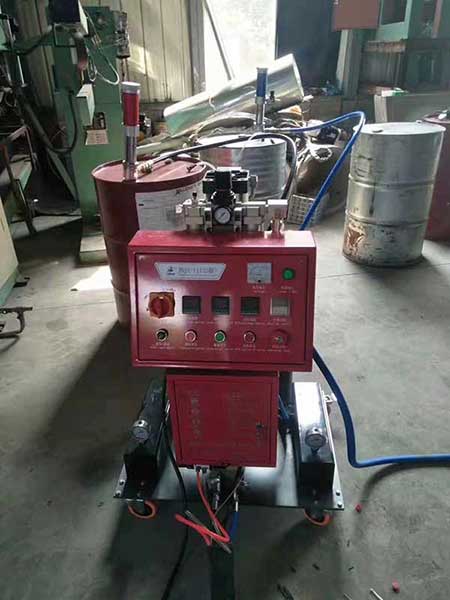 聚氨酯發(fā)泡熱水器(圖1) D型水箱澆注聚氨酯發(fā)泡設備