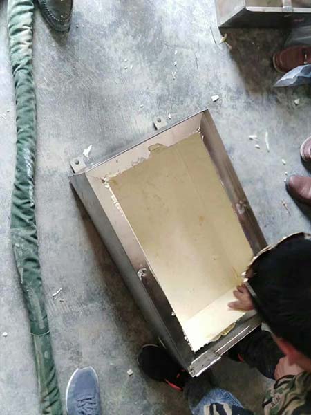 進(jìn)口聚氨酯發(fā)泡機(jī)對于新手來講如何選購(圖2) 聚氨酯發(fā)泡機(jī)箱體發(fā)泡施工