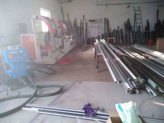 鋁型材門窗保溫聚氨酯澆注機(jī)(圖1) 鋁型材門窗保溫聚氨酯澆注