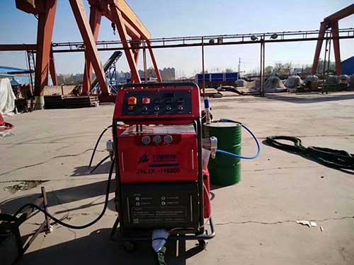 聚氨酯發(fā)泡填充 物品包裝箱體填充現(xiàn)場發(fā)泡(圖2) H5800聚氨酯發(fā)泡機(jī)